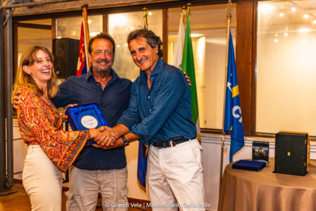 Il Presidente dello Yacht Club Gaeta, Vincenzo Addessi, consegna il premio per i 40 anni dell'imbarcazione Midva all'armatore Davide Besana accompagnato dalla figlia.