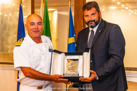 Grandi Vele, Gaeta (LT) 02 luglio 2022. Il Presidente della Lega Navale Italiana Sezione di Gaeta, Gianluca Di Fazio, consegna il Trofeo Sport Velico Marina Militare al Comandante di Marivela C.V. Giuseppe Cannatà.