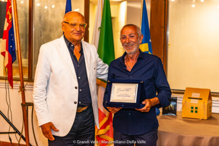 Grandi Vele, Gaeta (LT) 02 luglio 2022. Il Presidente del Club Nautico Gaeta, Dott. Gian Paolo Scalesse, consegna il premio Nostromo dell'anno al maestro d'ascia e nostromo di Voscià, Donato Gentile.