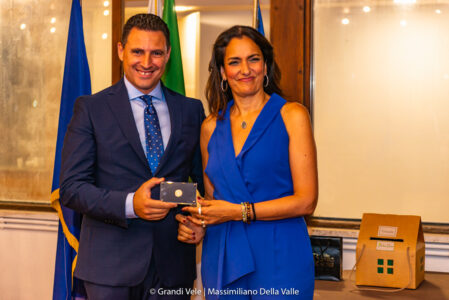 Grandi Vele, Gaeta (LT) 02 luglio 2022. Il Sindaco Dott. Cristian Leccese consegna il Follaro d'Oro alla giornalista e presentatrice tv di origini gatane, Safiria Leccese.